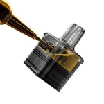 Der ELFX MEGA Pod wird mit E-Liquid befüllt.