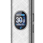 Silberfarbene Vaporesso XROS 5 E Zigarette mit strukturierter Oberfläche und ovalem Farbdisplay, dass 100 % Akkustand, 30.0 Watt Leistung und weitere Statuswerte anzeigt. 