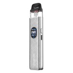 Vaporesso XROS 5 E Zigarette in Silber mit strukturierter Oberfläche. Gut sichtbar sind das runde Farbdisplay sowie der transparente Pod mit schwarzem Mundstück. 