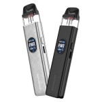 Zwei Vaporesso XROS 5 E Zigaretten: Ein Gerät in Silber mit Struktur, eines in mattem Schwarz. Beide zeigen auf dem Farbdisplay Akkustand und Status an. Mit transparentem Pod und schwarzem Mundstück.