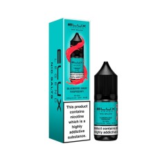 In der Mitte des Bildes ist eine schwarze 10ml Flasche Elux Legend Nic Salt Blueberry Sour Raspberry vor weißem Hintergrund. Links neben der Flasche sind Blaubeeren. Rechts neben der Flasche sind rote Himbeeren.