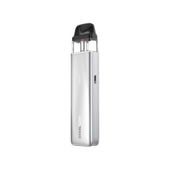 Vaporesso XROS 5 Mini Kit E-Zigaretten Pod-System in Titanium Silver mit eingesetztem Pod. Schlankes, rechteckiges Gerät mit abgerundeten Kanten, kompakter Bauform und Frontansicht des Geräts mit sichtbar eingesetztem Pod.