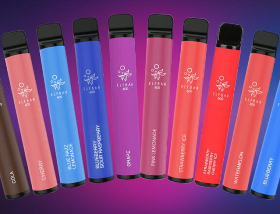 Vor leicht beleuchtetem Hintergrund sind 8 Elf Bar 600 Fächerförmig angereiht. Die Farben von links nach rechts sind pink, hellblau, dunkelblau,violett, weinrot, orange rot und orange.