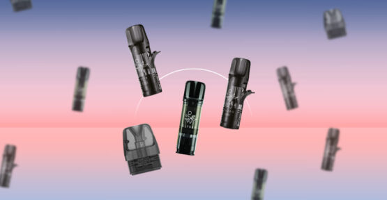 Der Hintergrund des Bildes ist blaurosa wie bei einem Sonennaufgang. Im Bild schweben verschiedene Elfbar Pods durch die Luft. Darunter ein ELFBAR ELFX refillable Pod, Elfbar Elfa Turbo Pods und vorgefüllte Elfbar Elfa Pods.