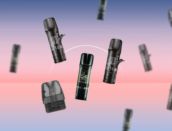 Der Hintergrund des Bildes ist blaurosa wie bei einem Sonennaufgang. Im Bild schweben verschiedene Elfbar Pods durch die Luft. Darunter ein ELFBAR ELFX refillable Pod, Elfbar Elfa Turbo Pods und vorgefüllte Elfbar Elfa Pods.