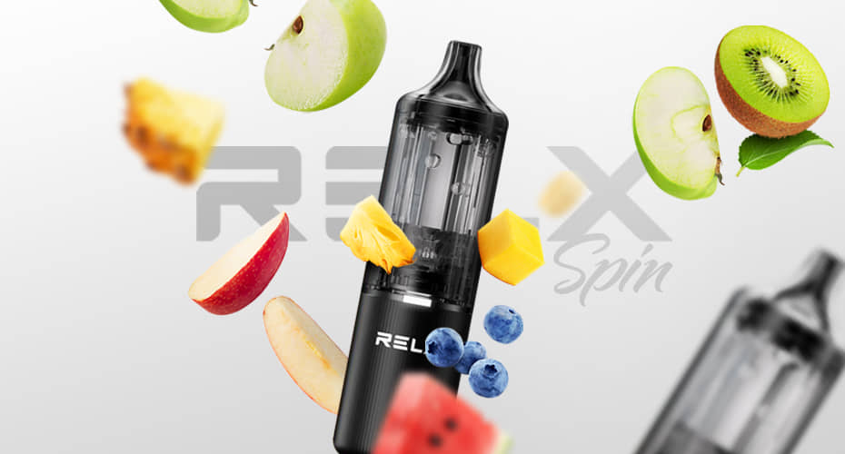 Die RELX Spin in Schwarz ist in der Mitte des Bildes. Um sie herum schweben Früchte wie Blaubeeren, Apfel und Melonenstücke und Marakujawürfel.