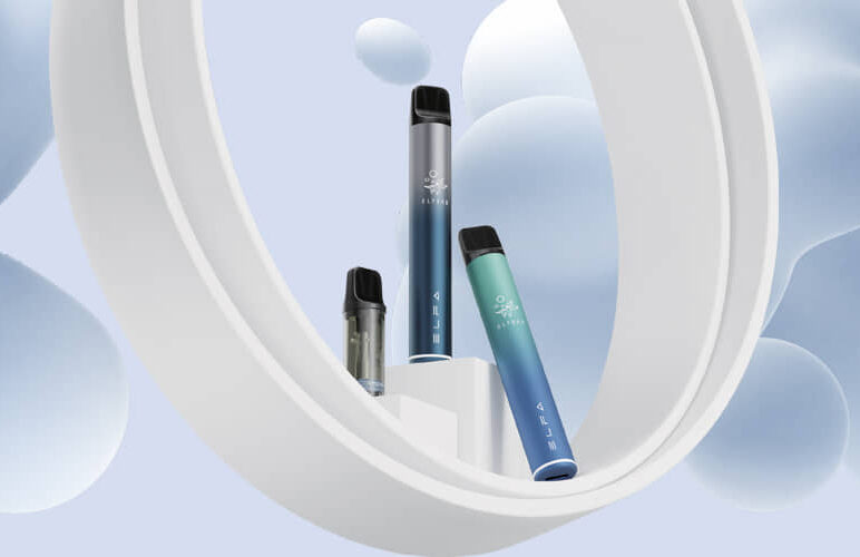 Zwei ELFBAR ELFA Bars und ein ELFBAR ELFA PODsind unterschiedlich auf einem Podest. Die Farben der Akkus sin jeweilsblau-Silber und blau-türkise. Der Hintergrund ist hellblau- weiß mit formationen wie in einer Lavalampe.