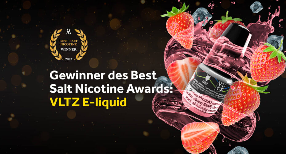 Eine Flasche VLTZ E-Liquid ist umgeben von schwebenden Erdbeeren und Flüssigkeit. Links ist das Award Emblem für das beste Nic Salt in Gold.