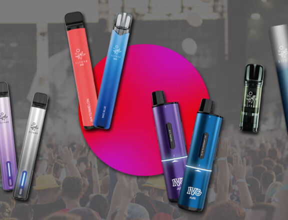 vaping auf festivals 2025 Zeigt verschiedene Vapes von ELFBAR und IVG V-förmig angeordnet
